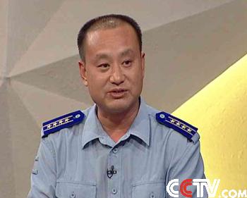 央视新闻会客厅:空降兵背10公斤降落伞展英姿