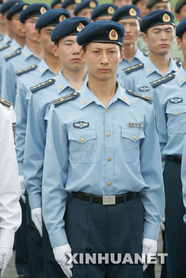 北京军区已向部队发放新式军服30多批次近2万箱_新浪军事_新浪网