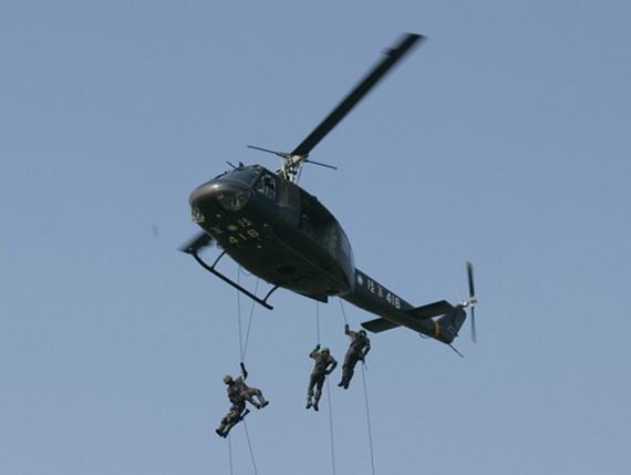 台军方双十节伞兵表演计划降落总统府前