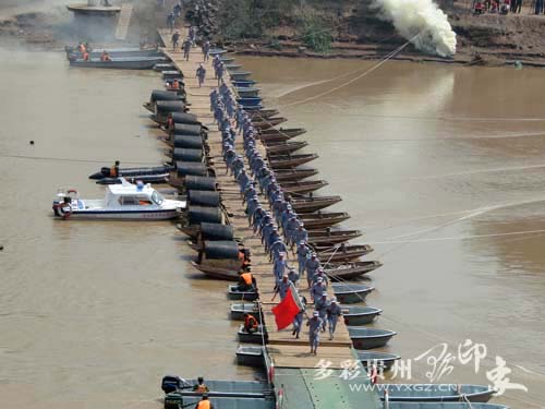 赤水河浑溪口再现红军"一渡赤水"风采