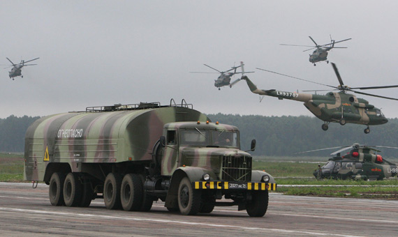 首次合练中我陆航武装直升机紧急起飞准备对"敌"实施空中打击.