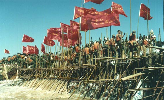 中国军队成为应对灾害危机中坚力量(图)