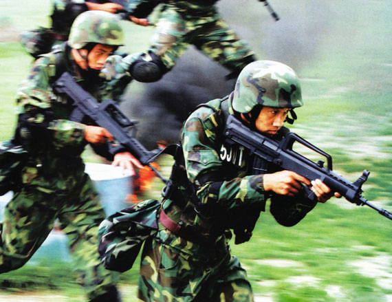 资料图:解放军士兵持95突击步枪进行作战训练未来军事斗争既是高新