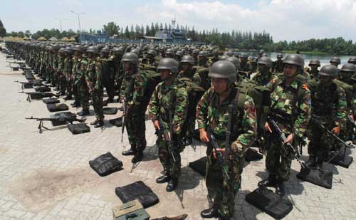 印尼陆军士兵列队中新社香港八月二十九日电 雅加达消息:印度尼西亚