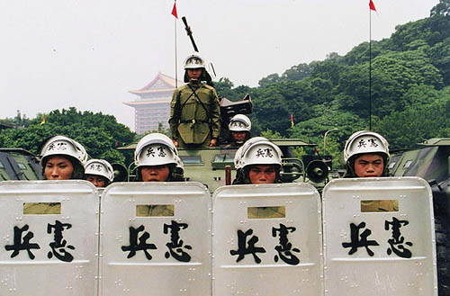 台"宪兵司令部"耗资过亿大举采购镇暴装备
