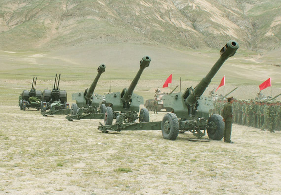 资料图:解放军66式152mm榴弹炮和防空火炮演练阵地国际先驱导报记者