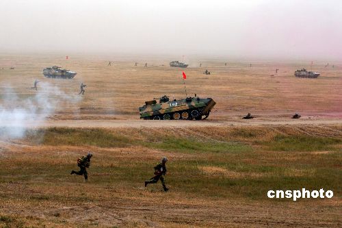 解放军摩步师步兵与装甲车协同作战