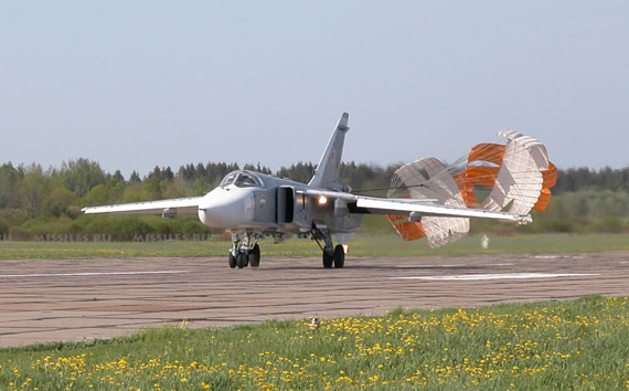 俄空军苏-24m战斗轰炸机降落机场据俄罗斯《航空新闻网》2007年10月29
