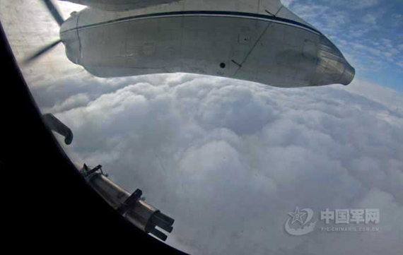 我空军运七飞机为旱区实施人工增雨