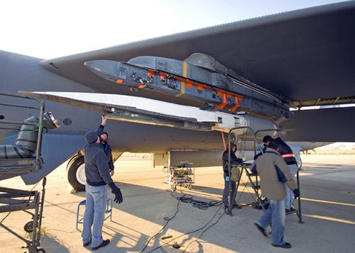 加掛在B-52轟炸機機翼下的X-51高超音速飛行器。
