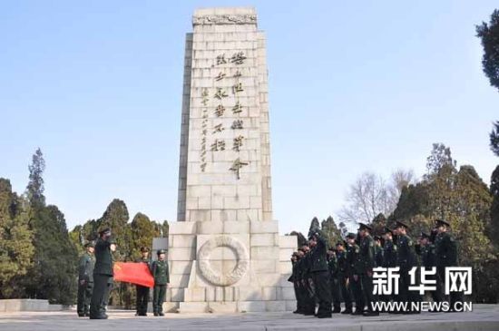 4月1日上午,沈陽軍區興城療養院部分官兵來到塔山烈士陵園,祭奠先烈,告慰英靈。圖片來源:新華網