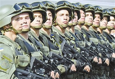 资料图：8月24日，在乌克兰基辅，乌克兰士兵参加阅兵式。新华社发 