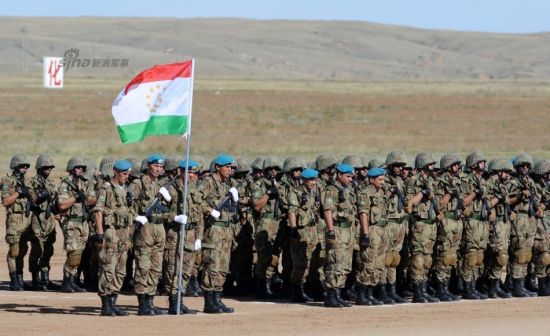 资料图：8月24日，来自塔吉克斯坦的参演部队在军演开始仪式上。当日，“和平使命—2014”上合组织成员国武装力量联合反恐军演联合导演部总导演、解放军副总参谋长王宁，在内蒙古朱日和训练基地宣布联演正式开始并向各国战役指挥员下达战役训令。