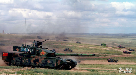 上合实兵演习打响，99改坦克冲锋
