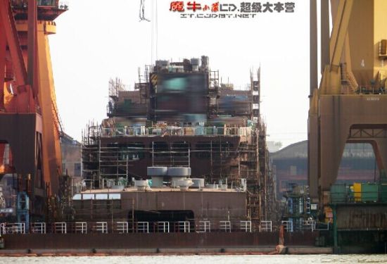 资料图：国产903A远洋补给舰已经处于分段船台合拢阶段，即将下水。