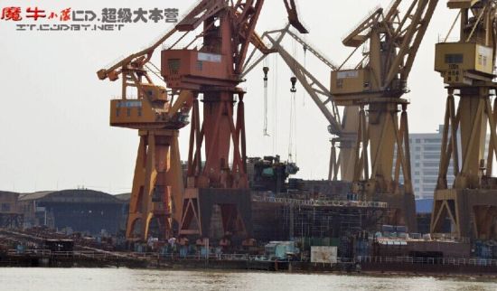 资料图：国产903A远洋补给舰已经处于分段船台合拢阶段，即将下水。