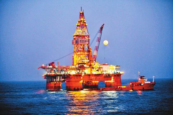 资料图：月色下的海洋石油981巨型深海钻井平台