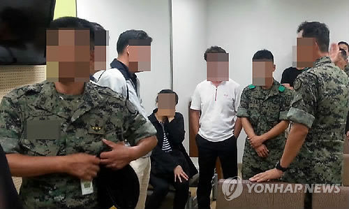 图为部队相关人士与遗属正在医院交涉。(韩联社）