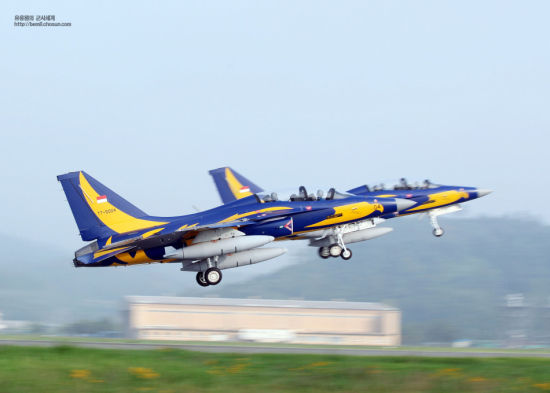 资料图：近日，由韩国航空航天产业(KAI)公司为印尼空军生产的首批T-50I高级教练机完工，准备装船运向印尼。据称该批战机将装备印尼空军“蓝色朱庇特”特技飞行表演队。因此，图中我们看到的T-50I全部涂上了“蓝色朱庇特”特技飞行表演队的专属涂装。这次与印尼合同是T-50的首