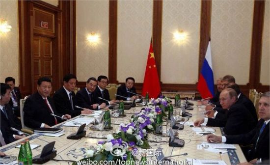 　　习近平在杜尚别会见俄罗斯总统普京