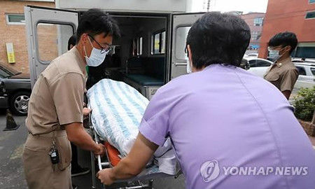 　　16日韩国海军陆战队手榴弹投掷训练场发生手榴弹爆炸事故，导致1人死亡，2人受伤。图为身亡的一名士兵遗体被送往海军陆战队第一师团浦项医院灵堂。(韩联社)