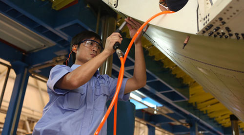 　　C919大型客机首架机开铆。