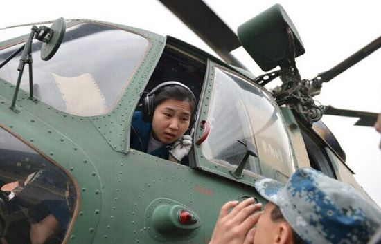 　　2013年4月21日，成都军区空军女飞行员张博驾驶米-171降落在芦山地震灾区太平镇，打通了成都—芦山之间的空中生命天路，她也是首位挺进灾区救灾的女飞行员。(资料图)