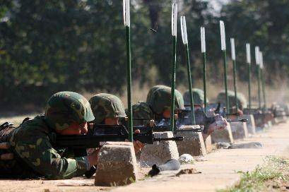 资料图：侦察队员一线展开进行射击。中新社发 崔成俊 摄