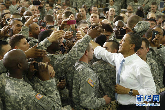 资料图：奥巴马看望参与突袭拉登的特种部队士兵。