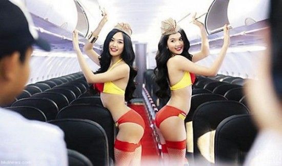 穿比基尼的 “空姐”，在飞机仓摆出性感造型