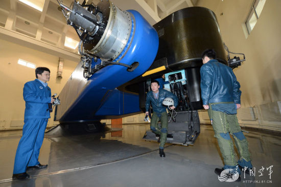 　　载人离心机飞行员自由空战抗荷能力筛查训练。