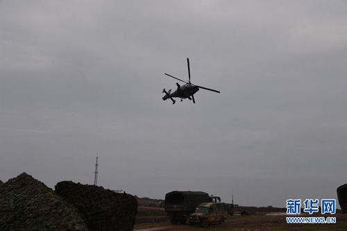 参演部队在战场机动中，“蓝军”出动武直—9武装直升机，对“红军”实施空中火力突击
