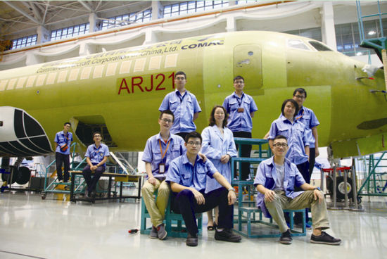 ARJ21项目副总设计师赵春玲（第二排中）和她的团队正在准备几个月后的最后考试。（资料图） 