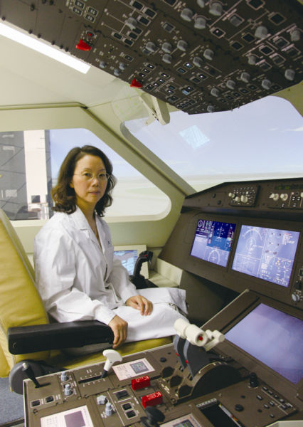 　　　　时至今日，赵春玲的100 多个大学同学中，只有不到五分之一仍在航空系统工作。（罗鑫摄） 