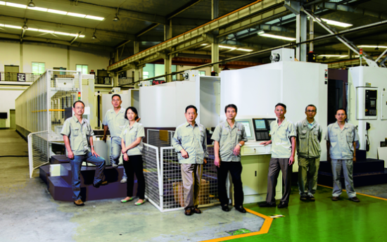 宁江机床总工程师刘雁（左四）和他的团队承担了精密卧式加工中心、高速卧式加工中心两项研制任务。