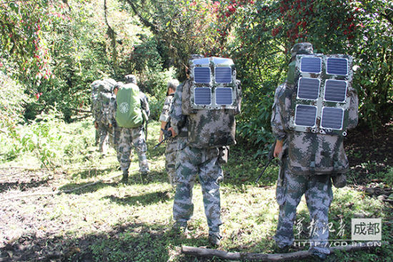 挂背囊外的便携式太阳能发电器
