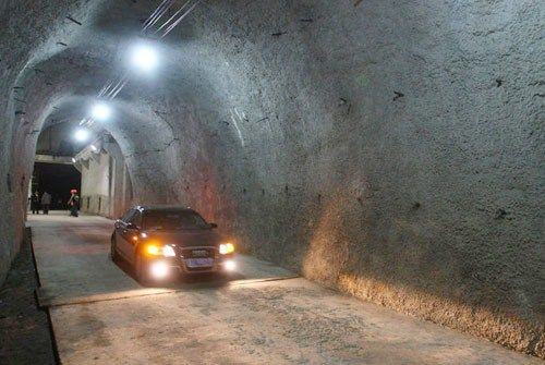 资料图：“深挖洞，广积粮”小轿车畅行无阻可见施工标准之高