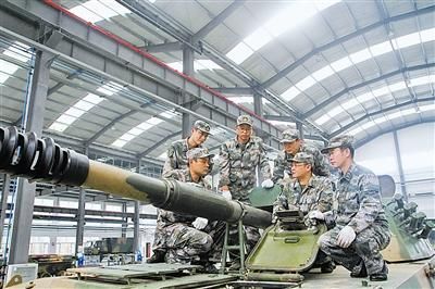 　　该大队党委“一班人”进行科研攻关 寇新龙摄