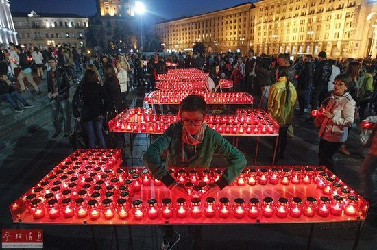　　资料图：乌克兰民众在独立广场用蜡烛摆出“乌克兰光荣、英雄们光荣”(Glory to Ukraine, Glory to Heroes)字样，支持在乌东部作战的政府军，缅怀战争遇难者。