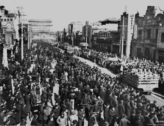 资料图：北平和平解放后，人民解放军通过正阳门。