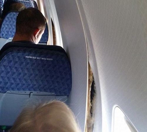 破裂的机舱隔板（社交媒体截图）