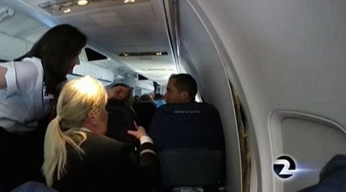 空乘在检查“伤势”（电视新闻截图）