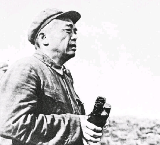 资料图：朝鲜战场上视察前线的彭德怀