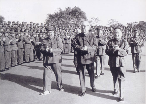 资料图：1977年11月18日，叶剑英、邓小平、许世友等在珠江宾馆1号楼前广场接见省市局以上、广州军区机关师以上干部