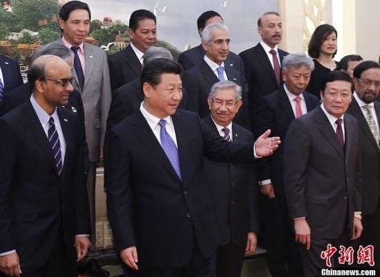 习近平在人民大会堂会见出席筹建亚洲基础设施投资银行备忘录签署仪式的各国代表。中新社发 杜洋 摄