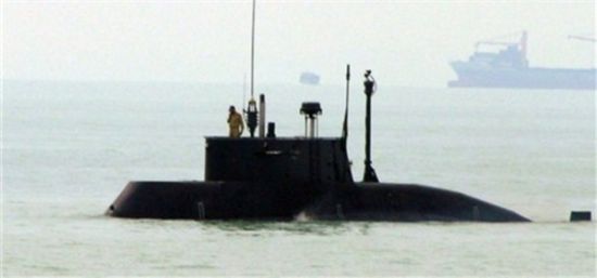 　　美国建议台湾研制的小型电动潜艇概念类似伊朗近年来开发的几种小型潜艇，图为伊朗“纳罕”级小型潜艇，是该国目前最先进的小型潜艇