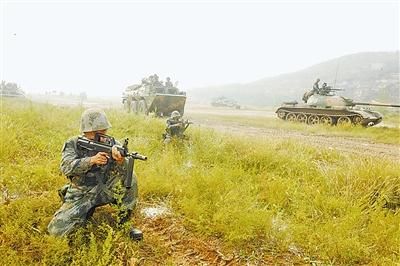 　　装步协同课目考核现场。 王东辉 摄