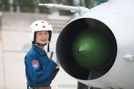 中国首批双学位“女汉子”歼击机飞行员曝光