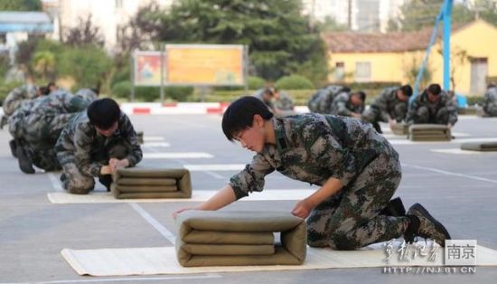 资料图：解放军叠被子比赛