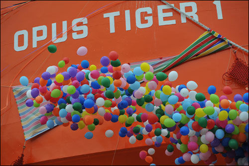 仪式现场，已经建成完工的华彬钻井船静等揭幕命名。